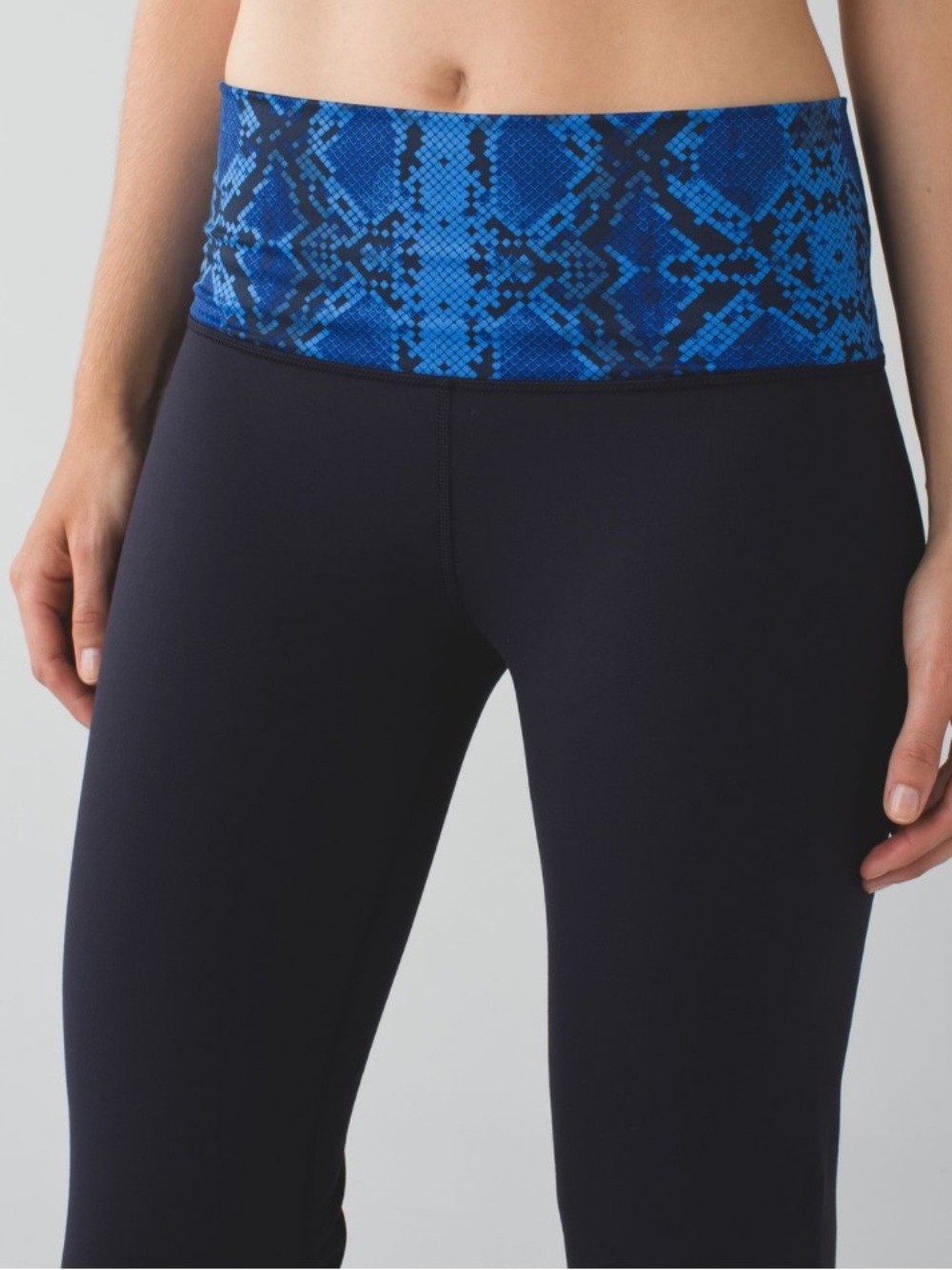 lululemon Groove Leggings Navy Pants with Sapphire Blue Snake-Print Waistband 10